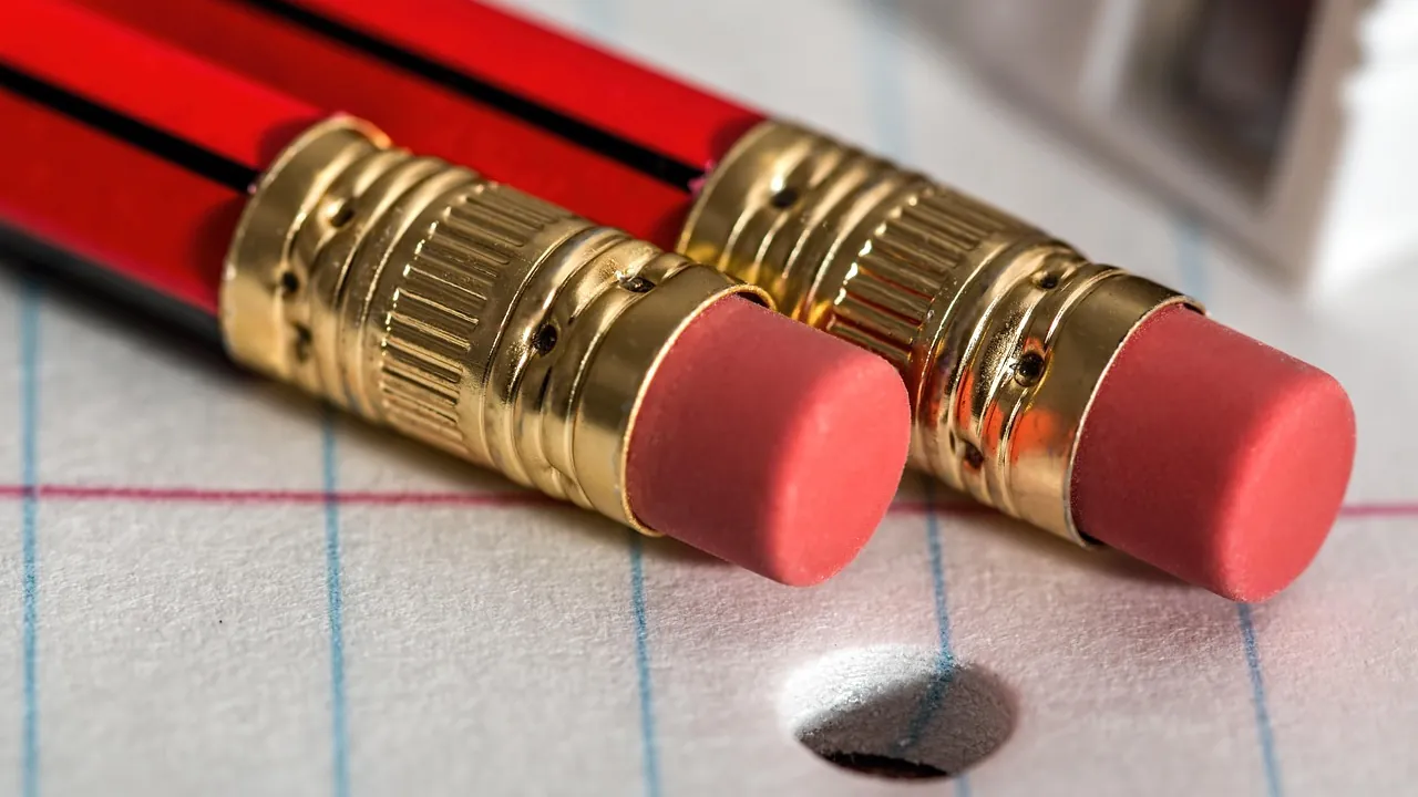 Deux bouts de crayon et leurs gommes roses, sur une feuille quadrillée