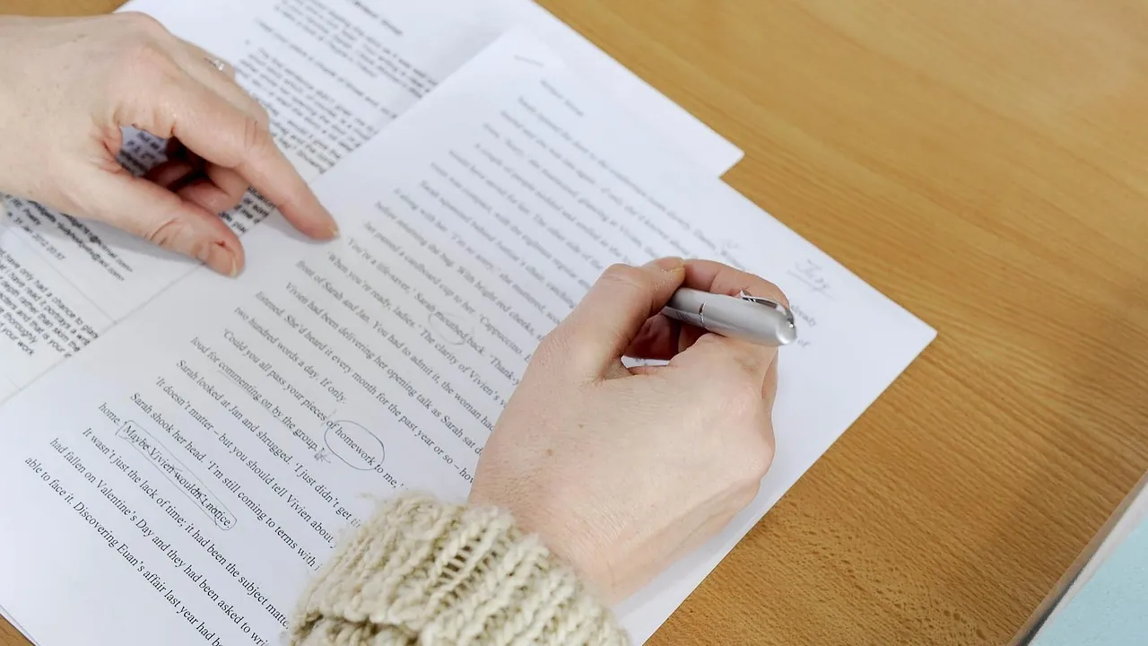 Deux mains annotent un texte imprimé, stylo en main