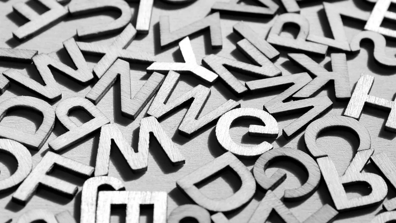 Des lettres en relief mêlées, posées les unes sur les autres